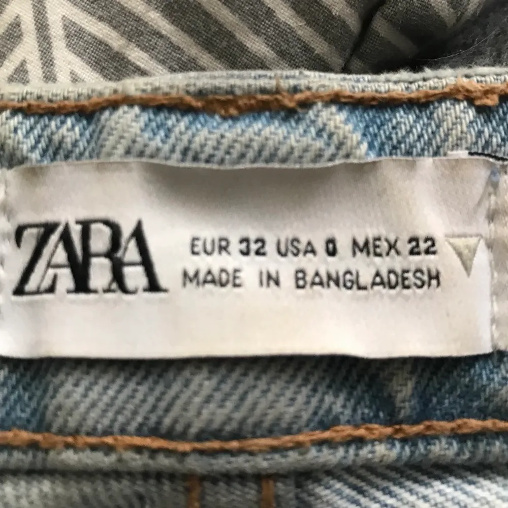 Snygga byxor från Zara, använda fåtal gånger. Storlek visas på sista bilden. 200kr + frakt, kan mötas i Linköping. . Jeans & Byxor.