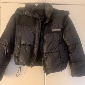 Kort puffer jacka - Kort svart puffer jacka, skit snygg och skön till vintern. Den är lite sydd på ena ärmen men det är inget man märker eller tänker på! 