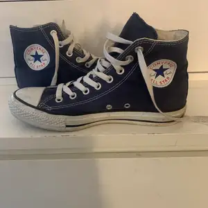 Säljer min blå Converse i storlek 40. Skorna är i bra skick men vissa tecken på användning finns. Hör av dig vid intresse💕