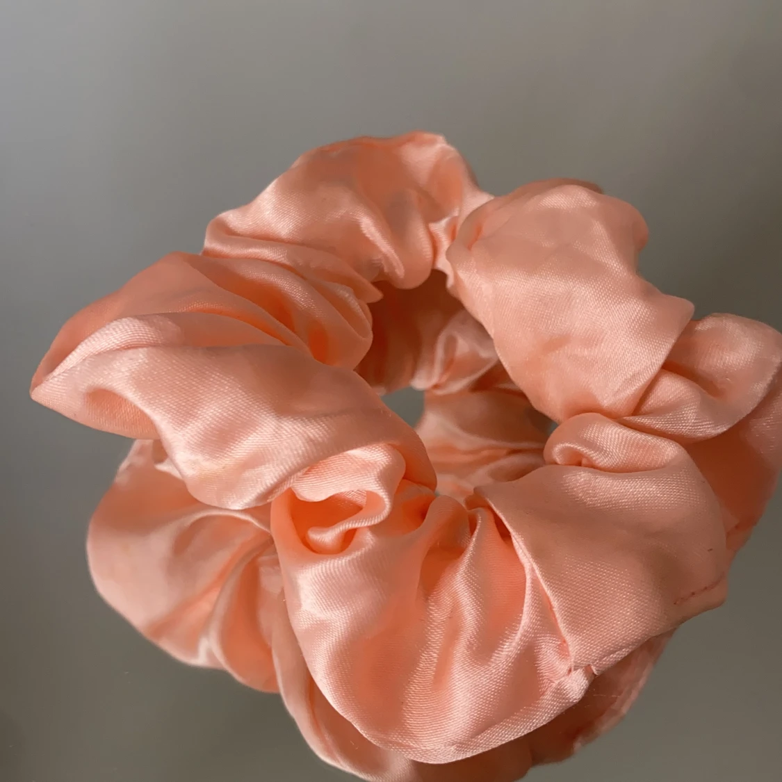 Rosa scruncie,köpare stårför fraktpengar - 91