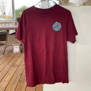 Santa Cruz t-shirt - En snygg vinröd t-shirt från Junkyard. En aning oversized. Köpt för 399 kr. Condition 7/10. Köp nu!