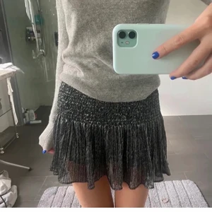 Zara kjol - Sjukt snygg kjol från zara storlek S (lånad bild), bud i kommentarerna ((direkt pris 400kr)) ❗️Har du lagt ett bud måste du vara säker på att köpa❗️