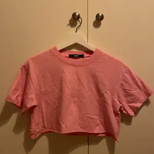 En rosa croppad tröja från bikbok i storlek xs! (skriv privat om ni vill ha fler bilder) 💛💛