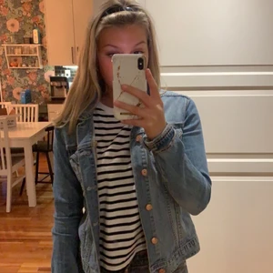 Blå jeansjacka  - Säljer min blåa jeansjacka från hm som jag inte använder längre. En mjuk jacka som inte alls är stel, väldigt skön. Nypris ca 250. Buda privat till mig 💕💕