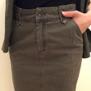 Jeanskjol peak perfomance strl S - Militärgrön jeanskjol från Peak performance storlek S. Använt bara några få gånger så den är i extremt bra skick, jätte snygg och med liten slits där bak 👌🏼  Meddela mig om du har frågor 😊✨