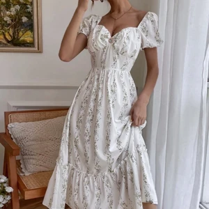 klänning - säljer denna vackra klänning från shein. den lilla diamanten man kan se på första bilden har jag tagit bort! annars ser klänningen ut exakt som på bilden! endast använd en gång! frakten är inräknad i priset🤍🤍