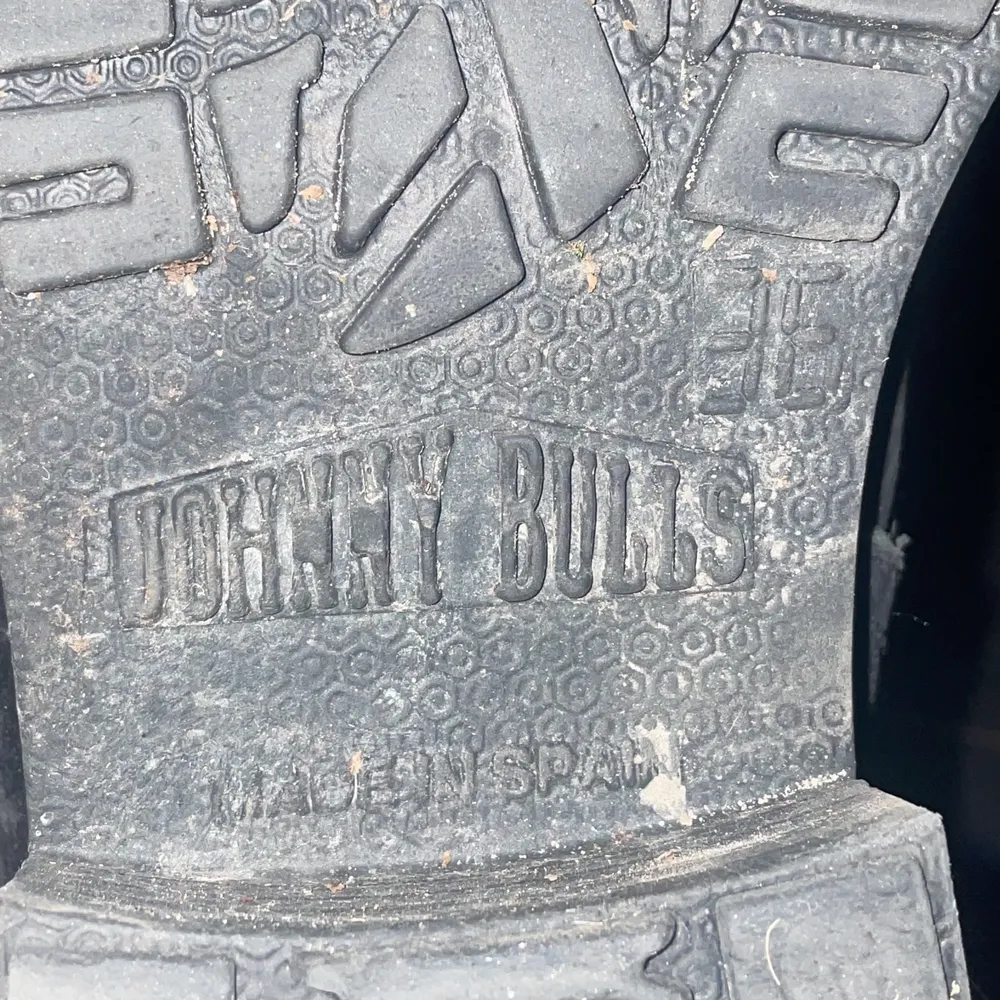 Ett par höga Jonny Bulls med guld detaljer, storlek 36 men passar även en 37. Skor.