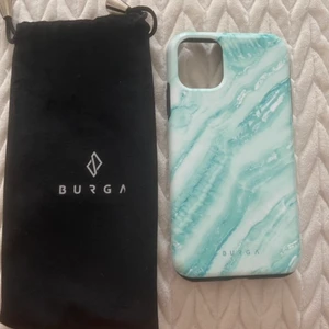 Mobilskal IPhone 11 - Mobilskal för IPhone 11 från märket Burga. Aldrig använt. 50kr. Finns fler på min sida, kan få paketpris och frakt i samma.