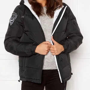 D brand jacka  - Köpt för två vintrar sen på bubleroom för ca 2000 kr. Kemtvättad innan sommaren och inte använd sen dess. Helt okej skick, mot det bättre hållet!