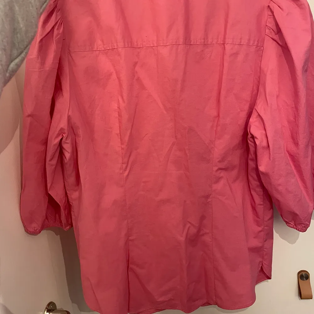 Pink blouse fitted at waist. Perfect condition!. Blusar.