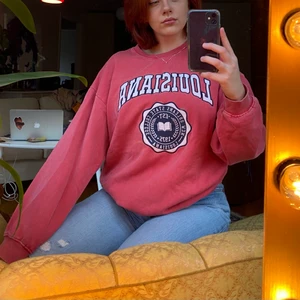 College jumper, strl: s - Snygg urtvättad college tröja från australiensiska Factorie, det är storlek small, men den är fortfarande oversized! Pris: 90kr + frakt