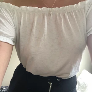 Vit off shoulder blus - Säljer då den är lite för tight i ärmarna på mig. 