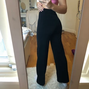 Vida byxor  - Säljer mina jättesnygga vida kostymbyxor från BikBok då de är för korta för mig, jag är 174 💓 storlek 34
