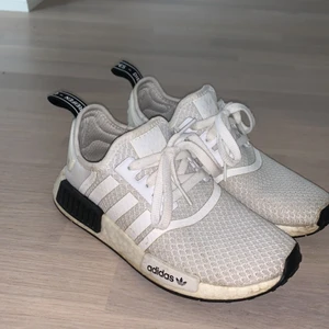 NMD ADIDAS - Säljer nu de absolut snyggaste och skönaste skorna jag ägt! 😭 Kommer självklart tvättas innan om de blir sålda! Köpta för 1390