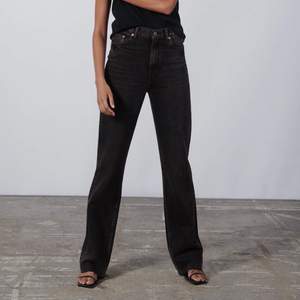 Zaras populära 90 full length jeans i svart. Dem är nytvättade på bilden, därav att dem ser skrynkliga ut. Samt att dem är mörkare i verkligheten (då är dem verkligen svarta, men svårt att få med det på bild) EJ SÅLDA ☺️
