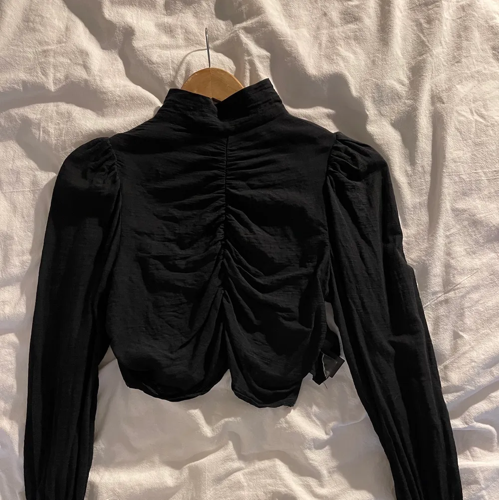Only used one time. Like new in condition. Very pretty cropped top with nice comfy fabric. But I became a mom and my belly isn’t as flat anymore 😄. Skjortor.