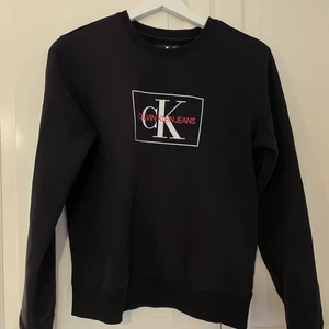 Calvin Klein Jeans tröja, storlek S  - Tröjan var köpt någon gång under 2019 ungefär men är använd endast ett fåtal gånger och är i mycket bra skick. Trycker är fullständigt och tröjan har inga felaktigheter alls.😍 Storleken skulle jag är bra och tröjan sitter perfekt. Skriv till mig vid intresse💗💗🥰
