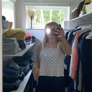 Linne  - Säljer detta somriga linne från zara! Sparsamt använt och jätte gulligt! Säljs för 45kr + frakt men pris går alltid att diskutera!!