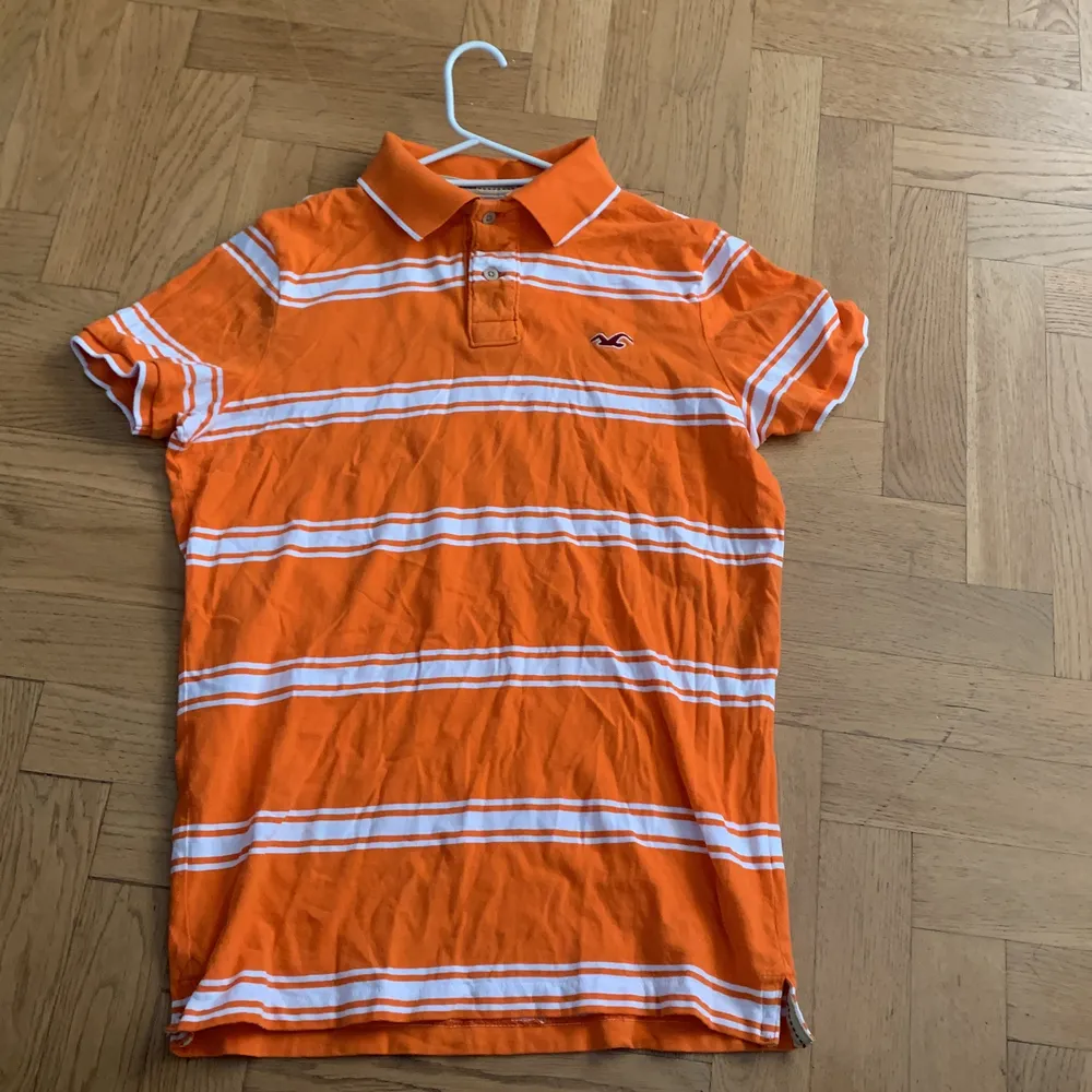 En orange Hollister Co t-shirt. T-shirts.