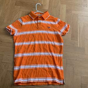 En orange Hollister Co t-shirt