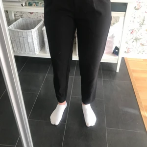 Svarta kostymbyxor🖤 - Jag säljer ett par svarta kostymbyxor med fickor på sidorna där fram och två ”fickor” där bak. Har använt dom några gånger fast har blivit för små. Jag är 166 och dom är lite små för mig🤍 Dom sitter bra vid midjan och jättesköna ( skriv till mig för mer info) 