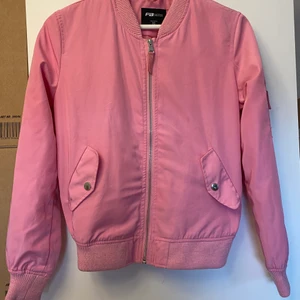 Rosa bomberjacka - Rosa bomberjacka i märket FB sister i bra skick. 