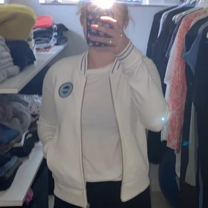 Gant zip hoodie  - Säljer min fina vita gant ziphoddie då den inte kommer till användning! Använd ett fåtal gånger, ser helt ny ut! Säljs för 130kr + frakt men pris kan alltid diskuteras!!