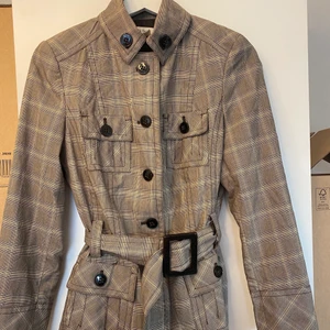 Zara Höstjacka  - Bekväm höstjacka i märket Zara som inte kommer till användning. I bra skick.