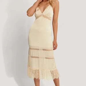 Fin klänning - En satin klänning från NA-KD. Säljs pga för liten för mig. Oanvänd med lapparna kvar. Säljs för 150kr.