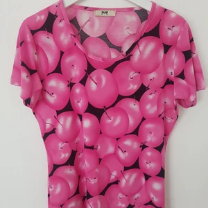 Nice T-shirt from Joy, size M/L - Mix cotton and elastan. Used very little. Chest - from armpit to armpit - 46cm and 60 cm long from the back side. Meet up or sending by Postnord for 48:- 