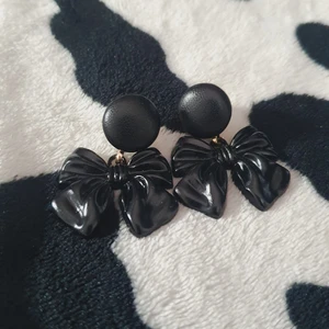 Svarta rosettörhängen, metallmaterial - Svarta rosettörhängen, metallmaterial