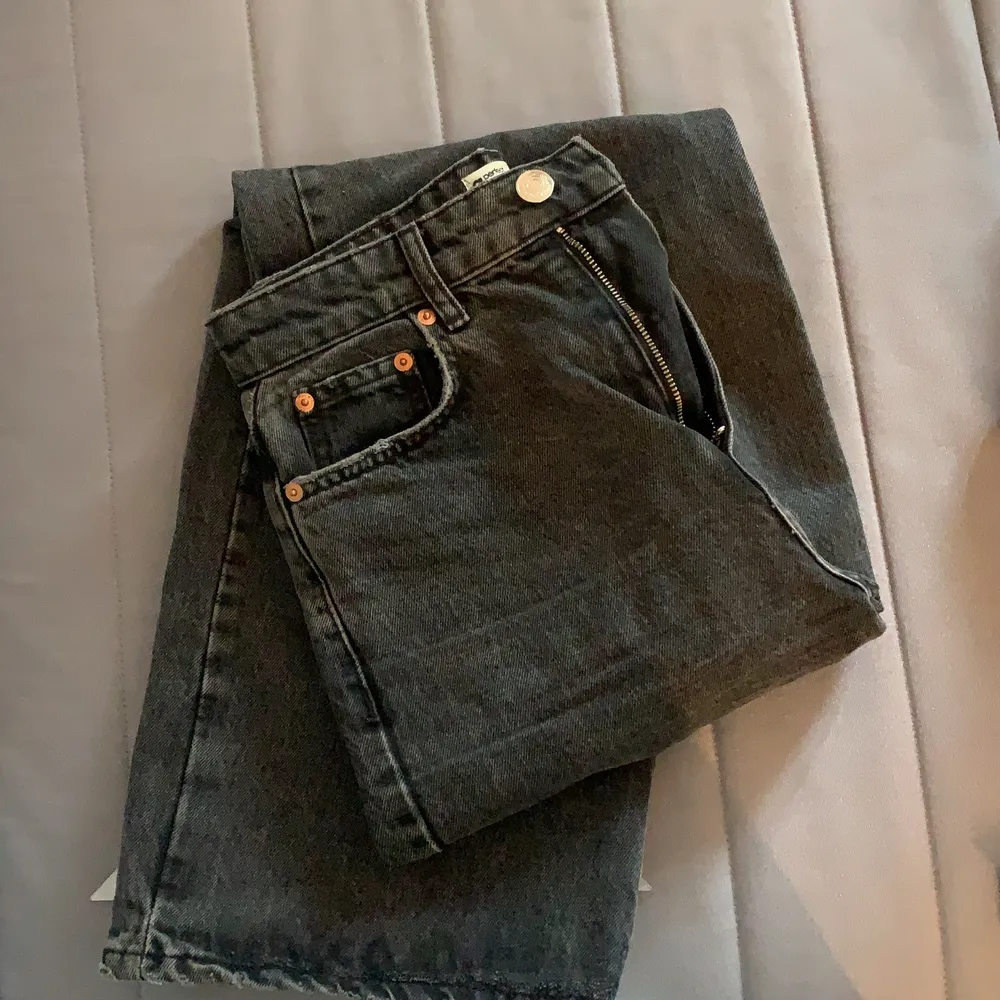 Ett par gråa vintage jeans från Ginatricot! Jättefina utan några slitningar alls, säljer för de har blivit för små.. Jeans & Byxor.