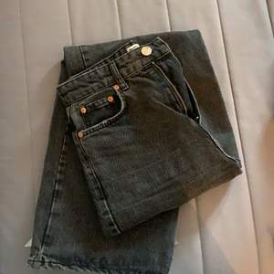 Ett par gråa vintage jeans från Ginatricot! Jättefina utan några slitningar alls, säljer för de har blivit för små.