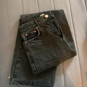 Ett par gråa vintage jeans från Ginatricot! Jättefina utan några slitningar alls, säljer för de har blivit för små.