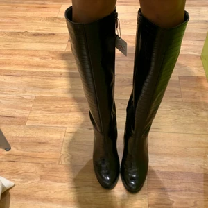 Boots  - Höga boots från Jarmeus. Oanvända i 36. Bekväm klack och bra höjd. Köptes för 1200kr. Lappen sitter kvar på.  leverans står köparen för kostanden.                                        