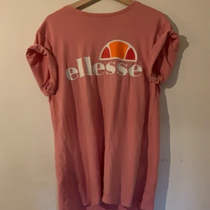 Ellesse t-shirt - En rosa Ellesse t-shirt i storlek Medium fast den fungerar typ som en Small med !