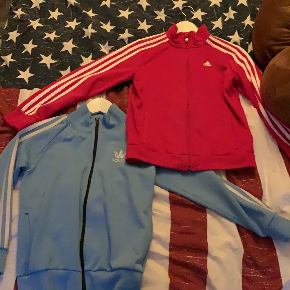 2 st adidas koftor med dragkedja. Gamla men nästan aldrig använda. Blå: Large. Rosa: Medium.❤️💙 1 för 100, 2 för 185. Tröjor & Koftor.