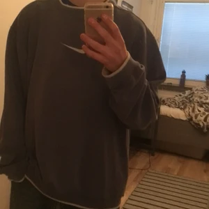 Nike pullover - Fin vintage Nike tröja. Originellt dyr men du kommer få ett bättre pris. Ren och hel, väldigt bekväm. Lite oversized. Priset kan diskuteras!