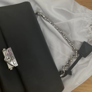 Michael Kors väska - Michael Kors Cece Large. Svart med silverdetaljer. Dustbag + digitalt kvitto. Väskan är i ett oerhört bra skick, då den knappt kommit till användning. Hör av dig vid fler frågor/bilder.
