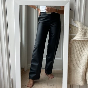 Byxor i läderimitation  - Byxor i läderimitation i storlek 38! Knappt använd, hör av dig om du har frågor ! :) 