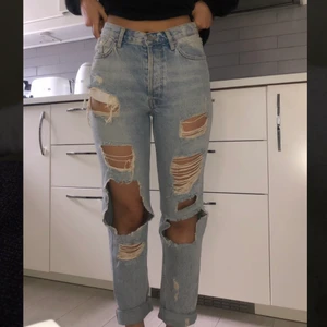 Bik bok ripped mom jeans med loose fit - coola slitna jeans med flera hål från Bik bok. storlek S med en oversized passform. riktigt bekväma med bra kvalité.