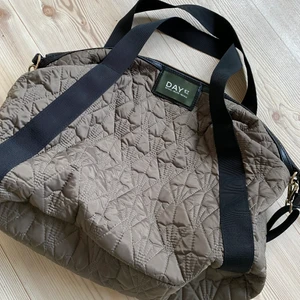 Day ET väska 😍 - Day et väska - RETHINK - RELOVE - RECYKLE, knappt använd och i mycket fint skick - passar bra som jobbväska för dator etc. Se bilderna ovan för detaljer! 🌟🤍 