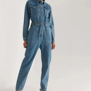Denim jumpsuit - Säljer denna jumpsuit i denim från NA-KD! Den är insydd i midjan för bättre passform, men utöver det i nyskick. Säljer då den tyvärr inte kommer till användning! 💘💘