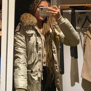 Parajumper-jacka i strl XS - Säljer nu min äkta, beigea Parajumper-jacka i storlek XS. Använd i två vintrar. Inga defekter eller märken, så fint skick. Osäker på modell och tyvärr inget kvitto då det var en present. Ingen luva, men päls där bak vilken ger illusionen av att vara en luva. Kan mötas upp i Stockholm.