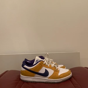 Nike Sb Dunk Pro Low - Snygga Nike Dunks low i laser orange/regency purple, köpta vid släpp! Har använts några gånger men dags att ge dessa ett nytt hem, storlek 40 men ganska små i storleken så skulle säga att de passar strlk 39. Skickas i originalboxen. 