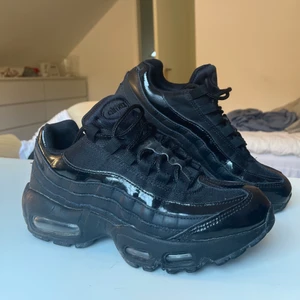 Nike Air Max 95 - Svarta Nike Air Max 95 strl 36. Använda - men fint skick! 200kr. Fraktkostnad på 66kr tillkommer💖