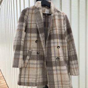 Jacka - En jacka från H&M. Storlek 36. Säljs för 150kr, knappt använd.