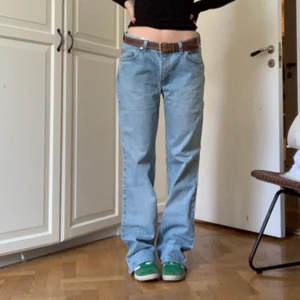 Blå jeans  - Snygga jeans i den perfekta färgen men måste tyvärr sälja pågrund av att jag har för mycket jeans