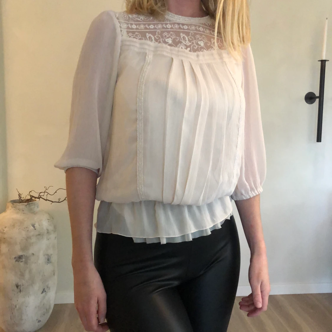 Beige topp med fina detaljer 