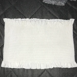 Gina topp - En croppad topp från Gina tricot i storlek S, ändats använd 2 gånger. Säljs eftersom jag ej använder den. Jättebra skick !! Köpt för 150 kr